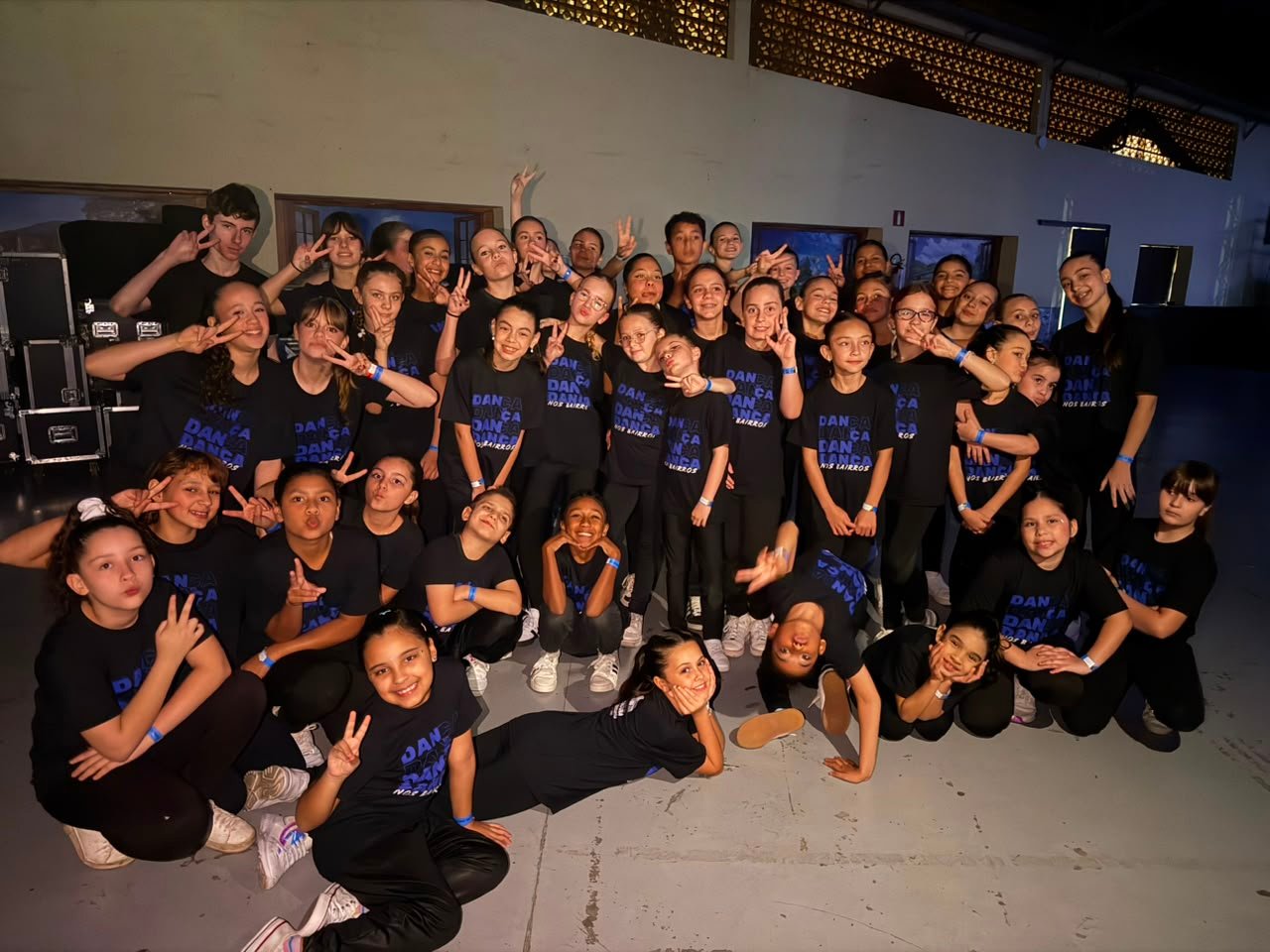 Turma do projeto Dança nos Bairros