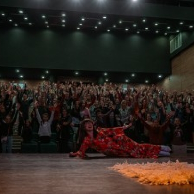 Show de Humor de Déte Pexera é Destaque na Feira do Livro de Timbó