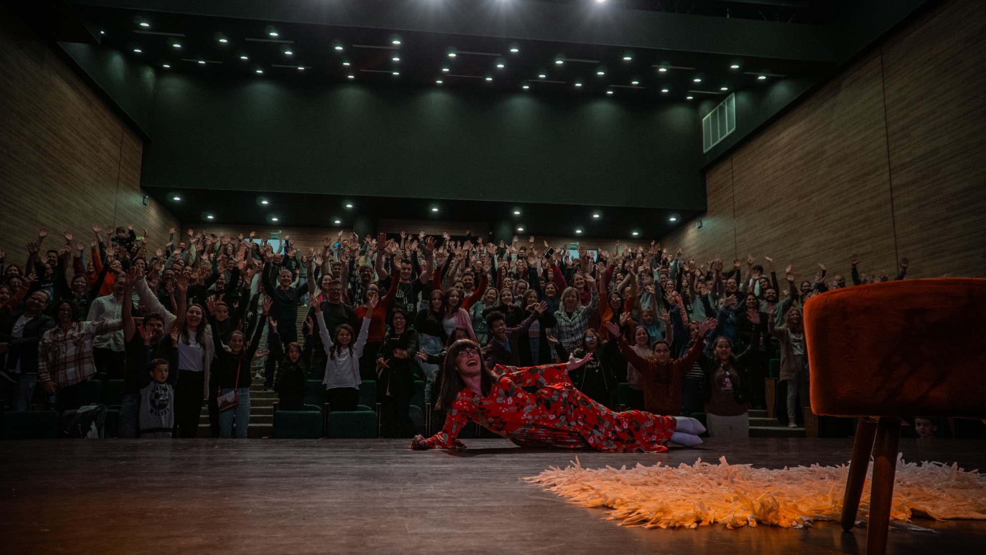 Show de Humor de Déte Pexera é Destaque na Feira do Livro de Timbó